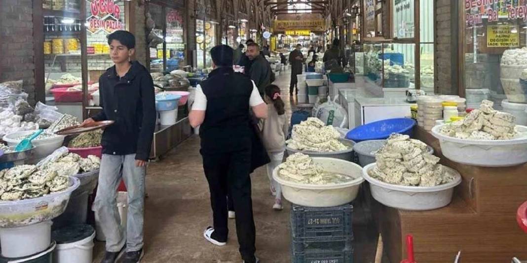 Sezon erken açıldı, yağışlar bereket getirdi! Taze otlu peynir 400 TL’ye tezgahta 2